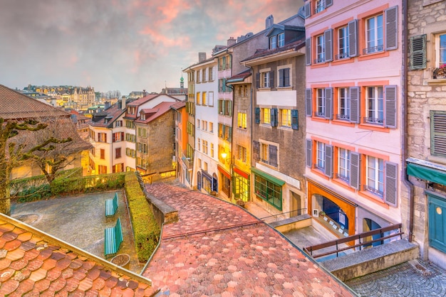 El centro de la ciudad de Lausana en Suiza al atardecer