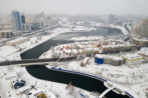 Centro de la ciudad nevada de Minsk desde una altura