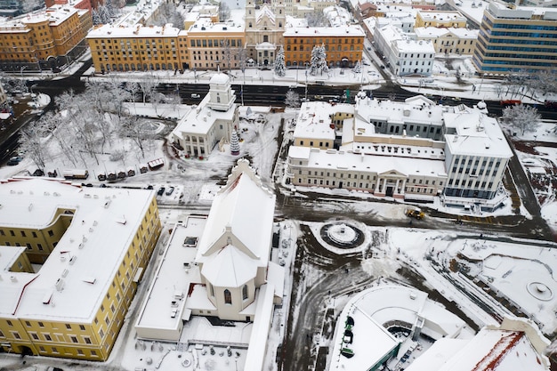 Centro de la ciudad nevada de Minsk desde una altura