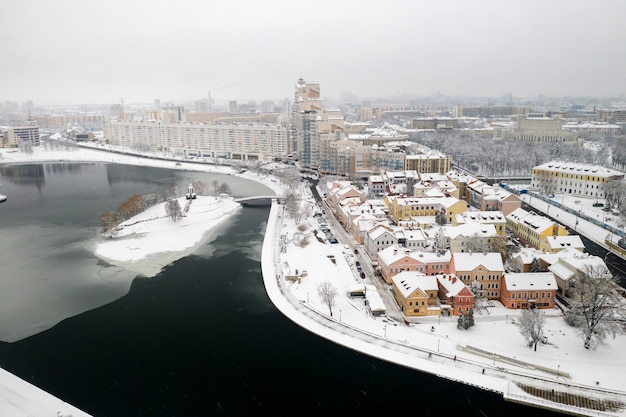 Centro de la ciudad nevada de Minsk desde una altura