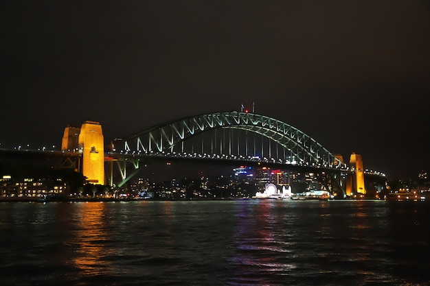 El centro de la ciudad de Sydney por la noche, Australia