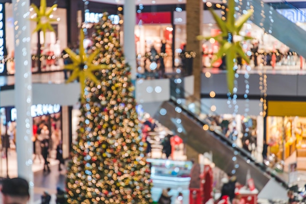 Centro comercial de la ciudad fuera de foco con decoración navideña estado de ánimo de vacaciones de invierno