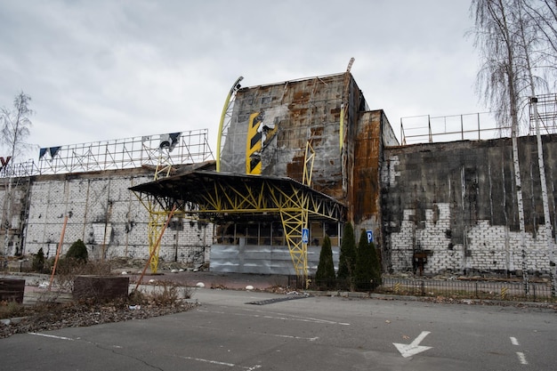 Centro comercial em Kherson Ucrânia bombardeado e destruído pela guerra das tropas russas Centro de bombeiros