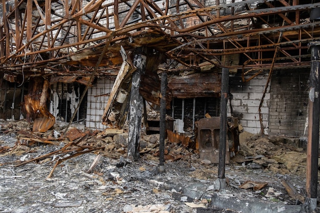 Foto centro comercial em kherson ucrânia bombardeado e destruído pela guerra das tropas russas centro de bombeiros