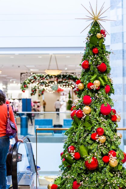 Centro comercial típico de América del Norte en las compras del Viernes Negro.