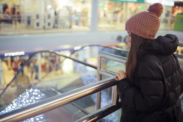 Centro comercial de ventas de invierno de chicas jóvenes