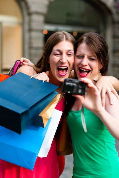 Centro de compras de mujeres con bolsas.