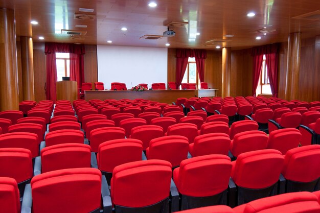 Centro de conferencias con sillones rojos