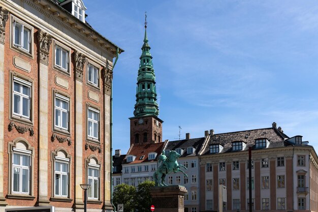 El centro de Copenhague con casas antiguas en un día soleado