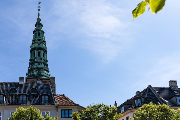 Foto el centro de copenhague con casas antiguas e iglesia