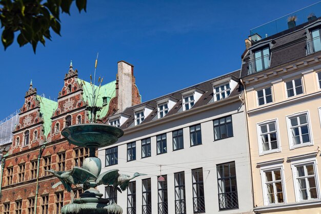 Foto el centro de copenhague con viejas casas de colores en un día soleado