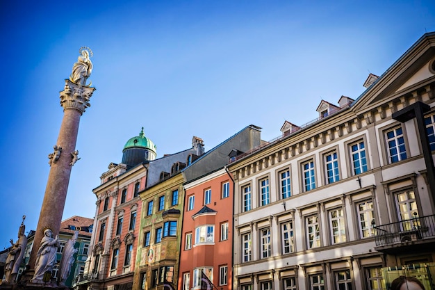 Centro da cidade de Innsbruck com muitas pessoas e rua