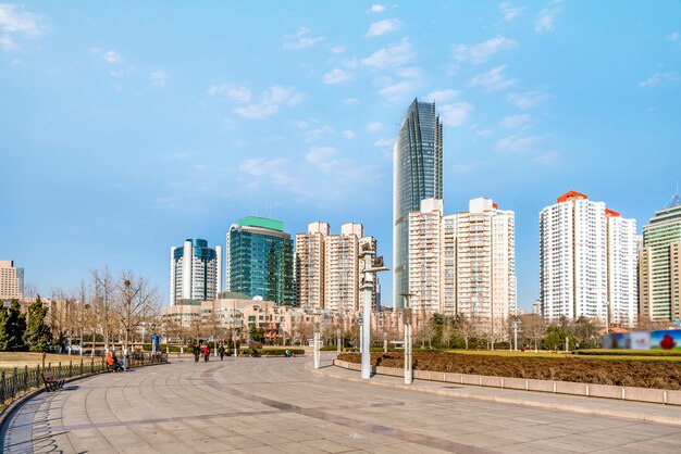 Centro da cidade de Qingdao, paisagem de construção e horizonte urbano