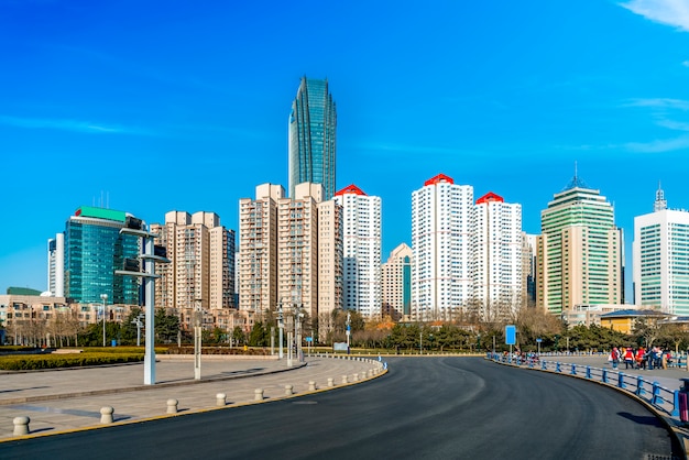 Centro da cidade de Qingdao, paisagem de construção e horizonte urbano