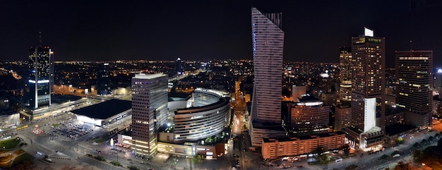 Centro da cidade de Varsóvia à noite com edifícios iluminados