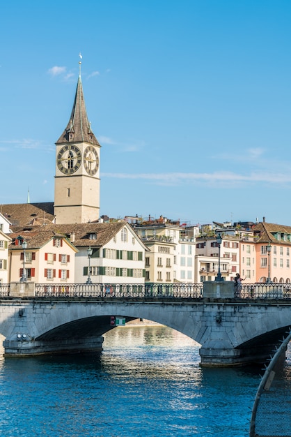 Centro da cidade de zurique com famosas igrejas fraumunster e grossmunster e rio limmat