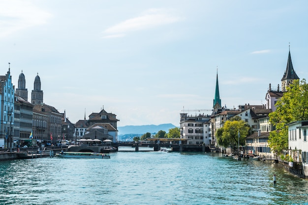 Centro da cidade de zurique com famosas igrejas fraumunster e grossmunster e rio limmat