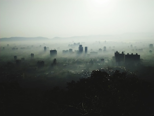 Foto centro da cidade em nevoeiro