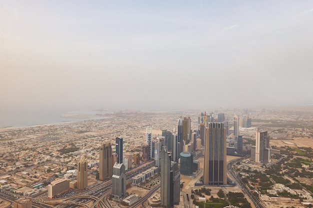 Centro da cidade, paisagem urbana de dubai, emirados árabes unidos, arquitetura futurista moderna durante o dia, conceito de viagem de luxo