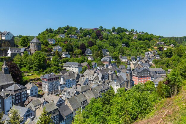 Centro da cidade velha de Monschau com casas em enxaimel