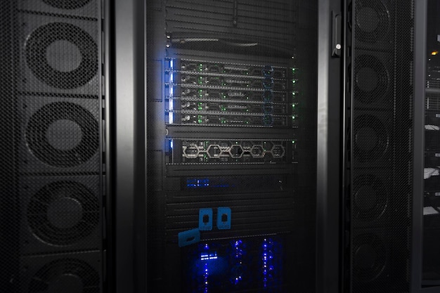 Centro de datos con múltiples filas de racks de servidores totalmente operativos. Telecomunicaciones modernas, computación en la nube, inteligencia artificial, base de datos, concepto de tecnología de supercomputadoras. foto de alta calidad