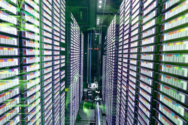 Centro de datos con varias filas de racks de servidores en pleno funcionamiento. concepto moderno de tecnología de computación en la nube.