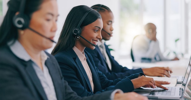 Centro de atendimento ao cliente e uma mulher indiana com fone de ouvido em seu escritório para ajuda ou assistência Suporte ao cliente contacte-nos ou pergunte a um jovem funcionário trabalhando em um laptop em sua mesa