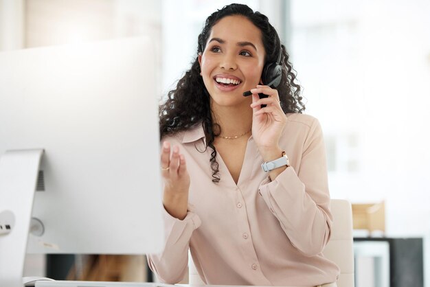 Foto centro de atendimento de mulher de negócios e sorriso no suporte de atendimento ao cliente ou telemarketing no escritório consultor ou agente de mulher feliz e amigável sorrindo em aconselhamento on-line ou televendas no local de trabalho