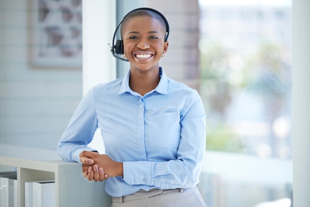 Centro de atendimento de mulher negra e sorriso de retrato para consultoria de telemarketing ou entre em contato conosco no escritório Feliz consultora afro-americana sorrindo com fone de ouvido com sucesso para atendimento ao cliente