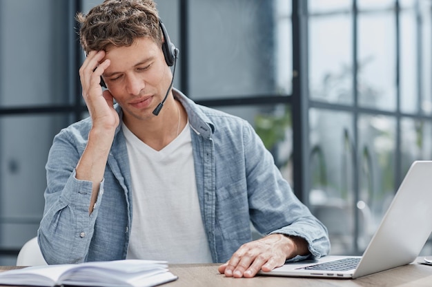 Centro de chamadas de homem de negócios e comunicação de suporte na web em um computador em um escritório