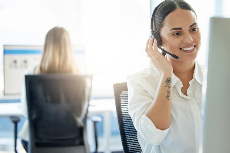 Foto centro de chamadas falante e mulher com fone de ouvido no escritório para comunicação suporte ao cliente ou crm lens flare contacte-nos e consultora feminina na mesa para aconselhamento ajuda de imigração ou aconselhamento jurídico
