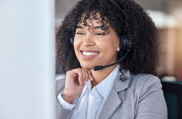 Centro de chamadas sorriso e mulher no computador no escritório para suporte de comunicação e entre em contato conosco para o serviço ao cliente Leia telemarketing e consultor de agente de vendas ou empregado africano com e-mail