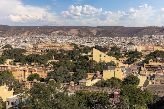 Centro de Jaipur e monumentos Jantar Mantar, Índia.