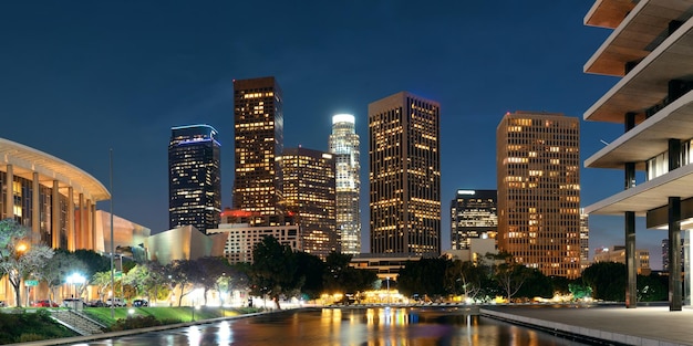 Centro de los angeles à noite com edifícios urbanos e lago