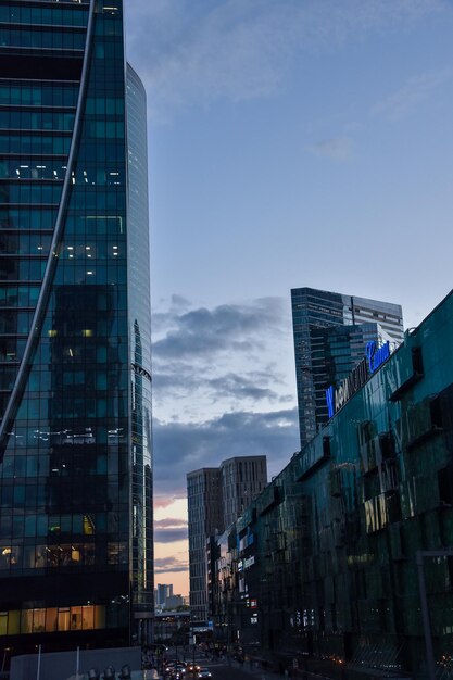 Foto centro de negócios de arranha-céus de vidro do distrito de moscowcity da noite de verão de moscou rússia