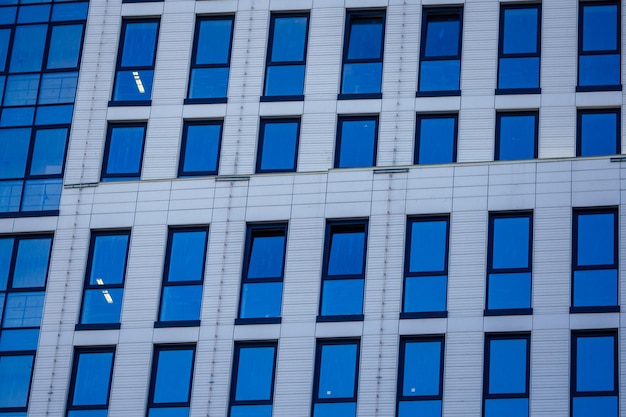 Centro de negócios espelho azul com janelas de arranha-céu