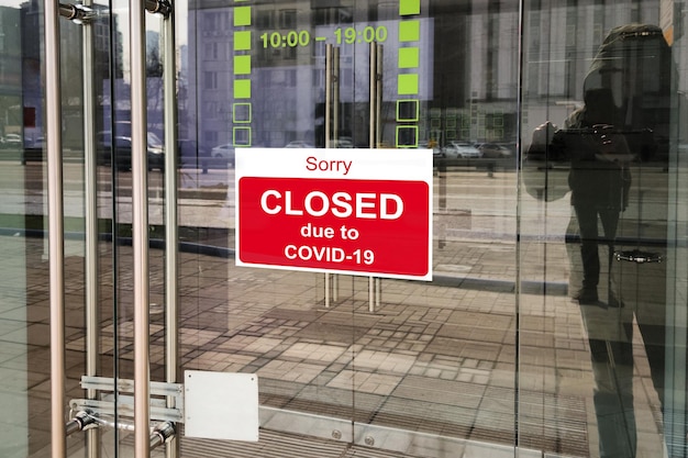 Centro de negócios fechado devido ao sinal COVID19 com desculpa na janela da porta Lojas restaurantes escritórios outros locais públicos temporariamente fechados