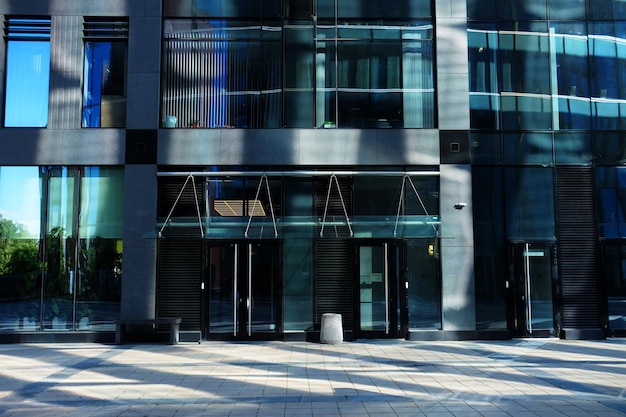 Foto centro de negócios moderno com grandes janelas de vidro dia de verão