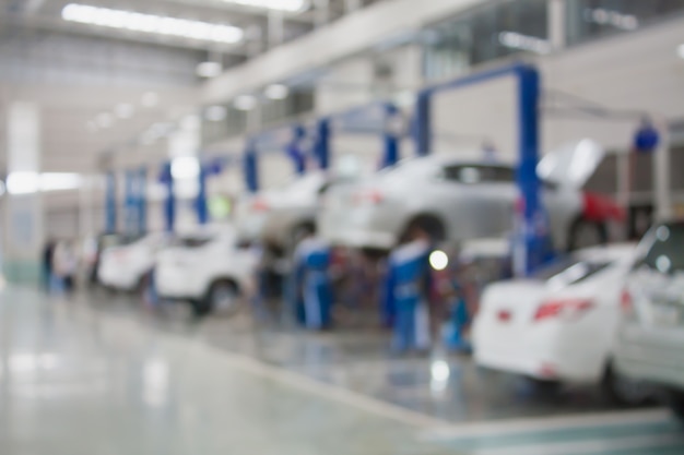 Centro de serviço de manutenção de conserto de automóveis desfocado