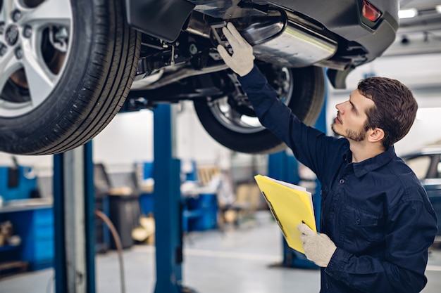 Centro de serviço de reparação automóvel. carro de exame mecânico