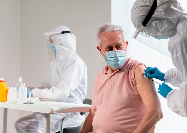 Centro de vacinação com médico e paciente