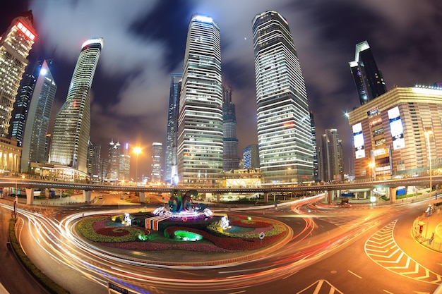 Centro de Xangai à noite com vista olho de peixe