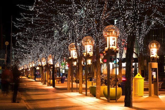 El centro de Denver en Navidad. 16th Street Mall se iluminó para las vacaciones.