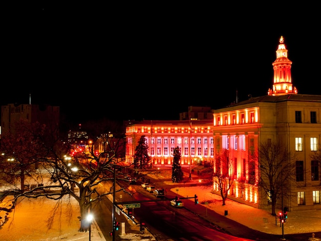 El centro de Denver en Navidad. Edificio de la ciudad y el condado de Denver decorado con luces navideñas.