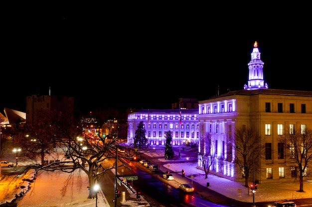 El centro de Denver en Navidad. Edificio de la ciudad y el condado de Denver decorado con luces navideñas.