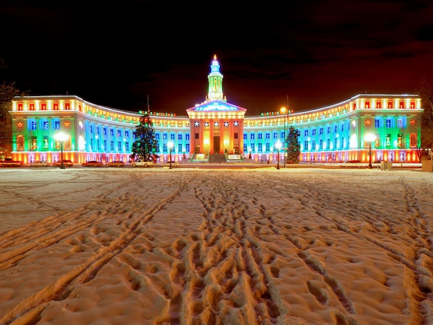 El centro de Denver en Navidad. Edificio de la ciudad y el condado de Denver decorado con luces navideñas.