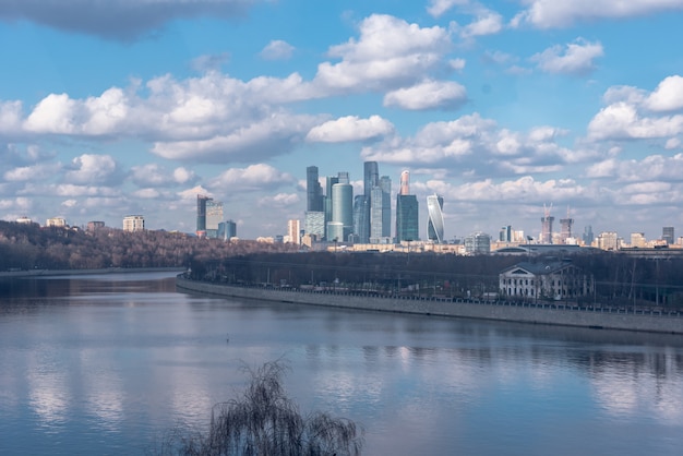 Foto centro financeiro e comercial internacional da cidade de moscou na capital russa. arranha-céus gigantes de metal sob o sol brilhante.