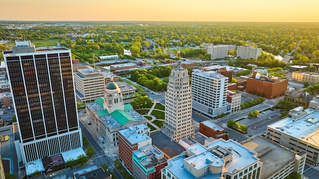 En el centro de Fort Wayne PNC rascacielos Palacio de Justicia amanecer de verano arquitectura del paisaje de la ciudad aérea