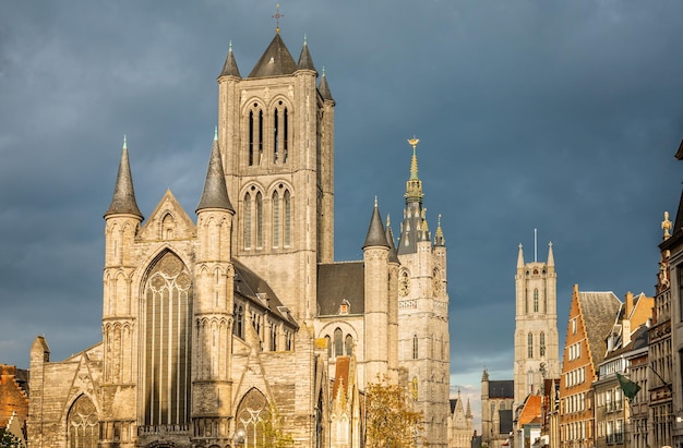 Centro histórico de la ciudad de Gante con la fachada de la catedral de San Nicolás Campanario y la catedral de San Bavón en el fondo Región Flamenca Bélgica