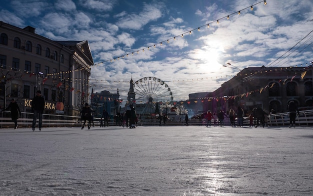 Centro histórico de la ciudad de Kyiv Podol. Plaza Kontraktova. Día de invierno, pista de patinaje sobre hielo pública de la ciudad